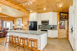 Cabin by the Sea - Image 4
