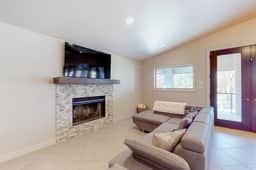 Luxury Lakeside Stunner - Image 4