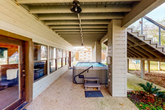 Luxury Lakeside Stunner - Image 3