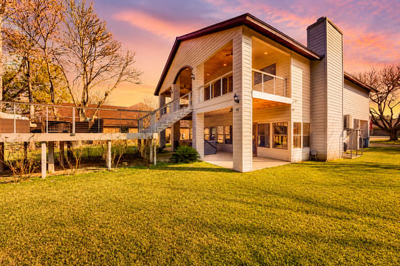 Luxury Lakeside Stunner - Image 1